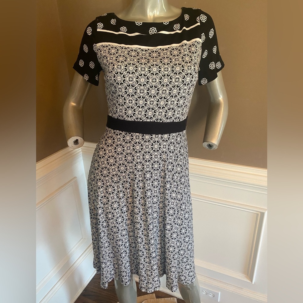 Ann Taylor Loft Black & White Patterned Fit-and-Flare Dress size 4